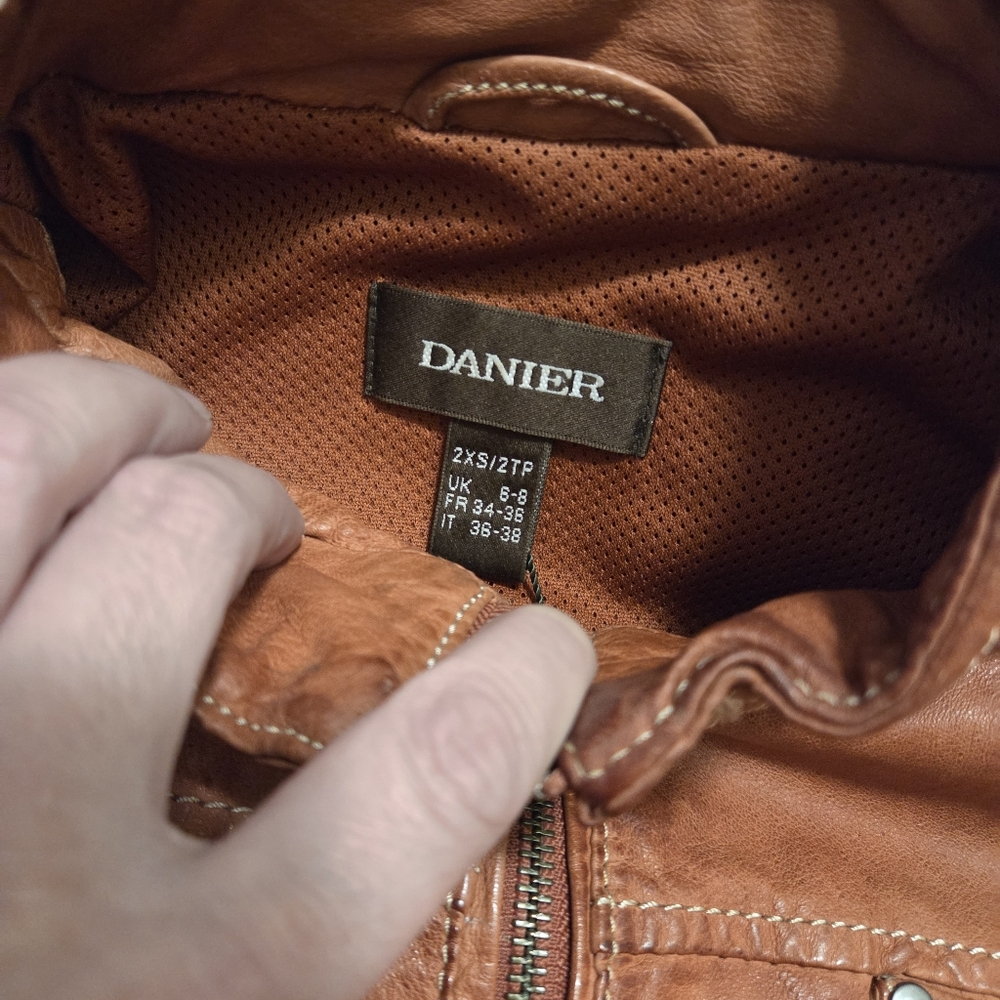Danier Cognac Genuine Leather Moto Jacket 2XS Fitted Zip Front Fits Like XS - Picture 6 of 14